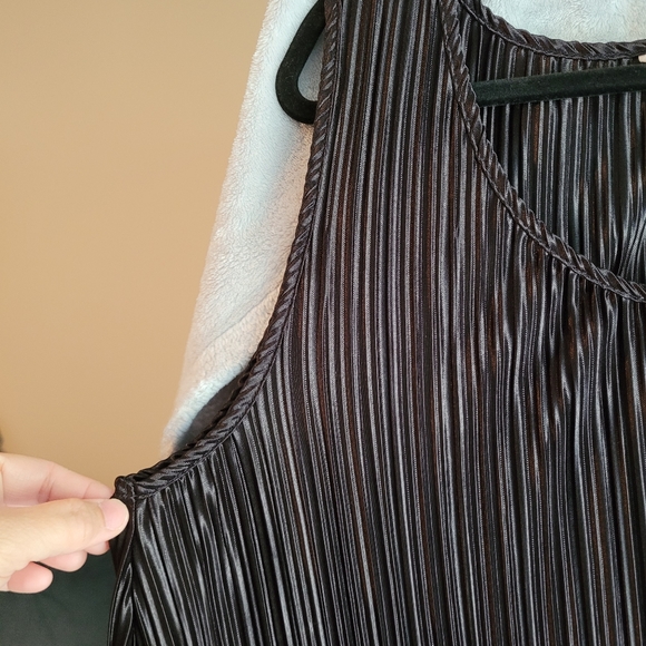 Pleated Dress - Sleeveless - Picture 3 of 6